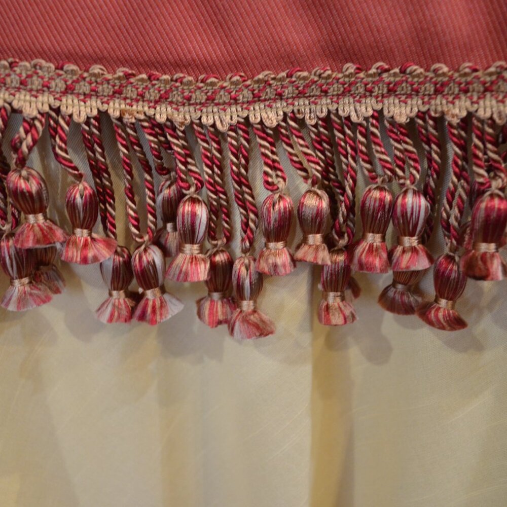 French Country Table Cover, Lined, 53 Inches Diameter, Rare Fabric and Trim, New - Picture 10 of 11